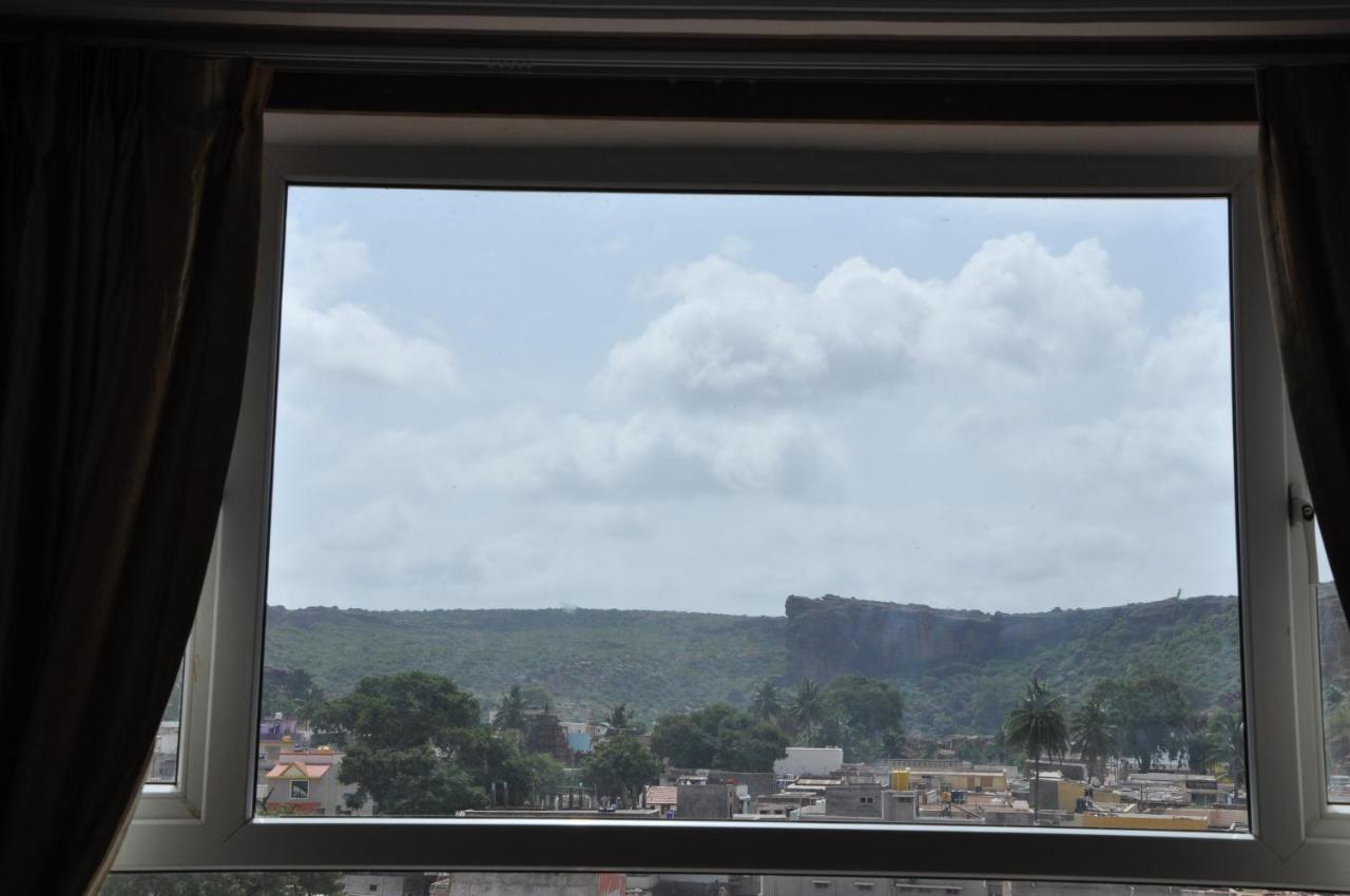 Grand Clarks Inn Badami Luaran gambar