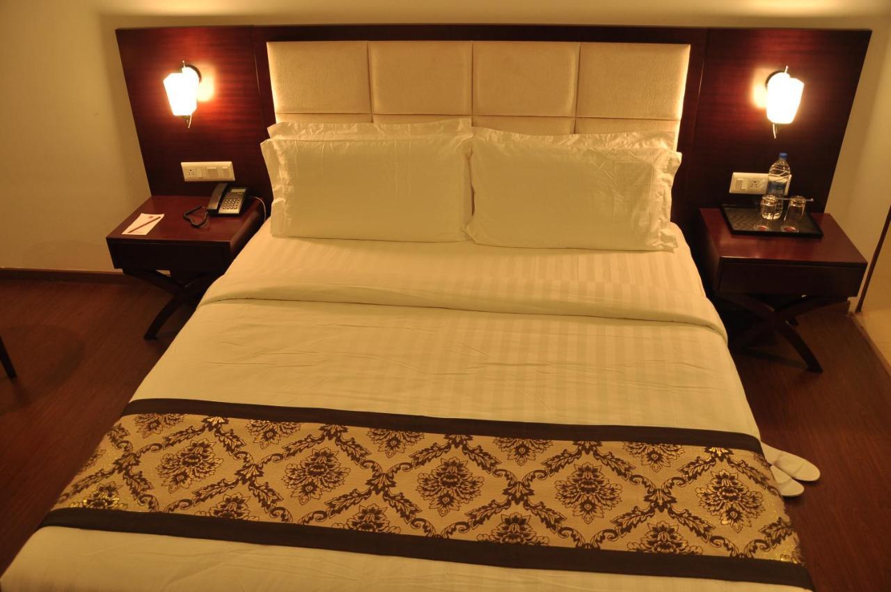 Grand Clarks Inn Badami Luaran gambar