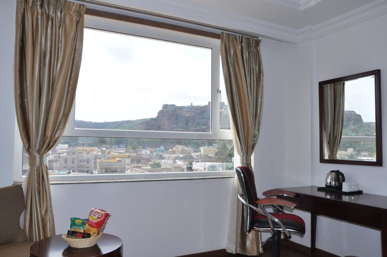 Grand Clarks Inn Badami Luaran gambar