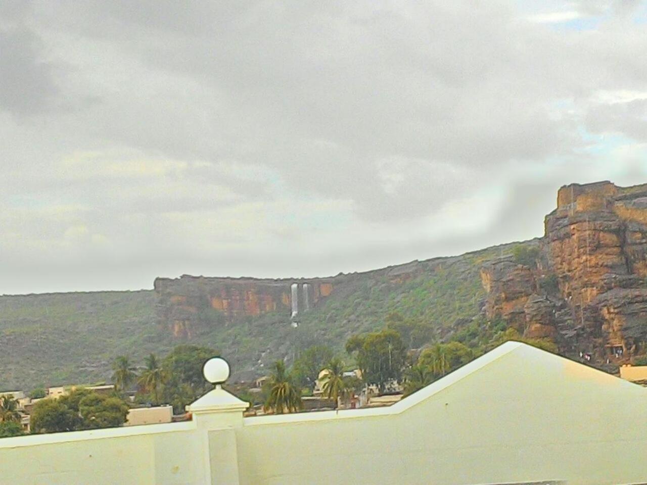 Grand Clarks Inn Badami Luaran gambar