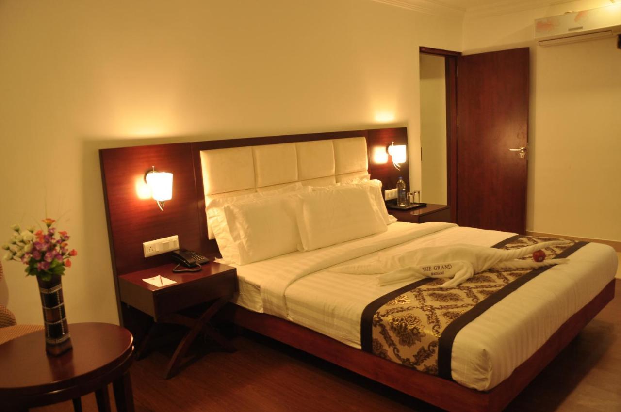 Grand Clarks Inn Badami Luaran gambar